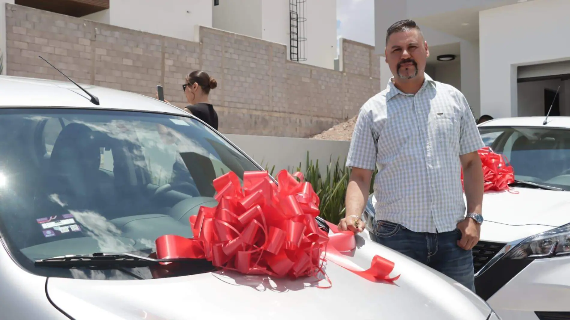 entrega premio auto chihuahua por sus niños 